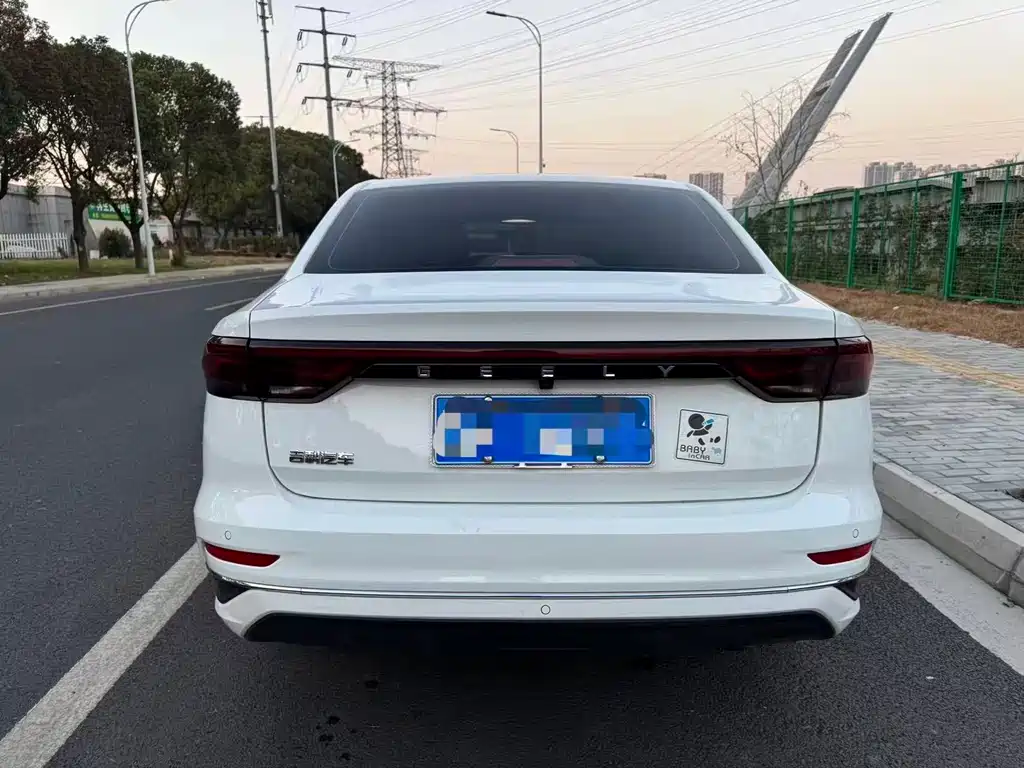 Geely Emgrand 2023