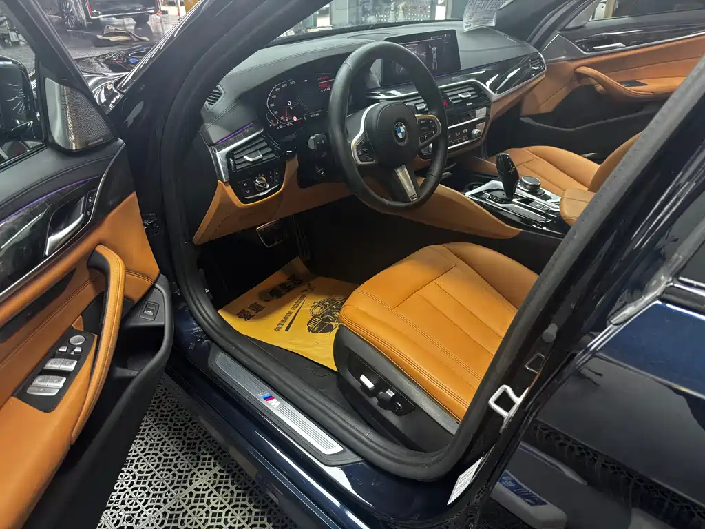 BMW 5 Series 2019 — фото 11