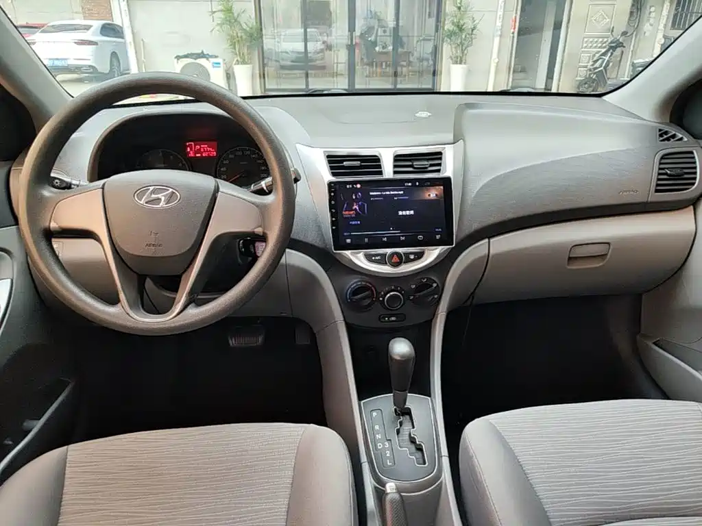 Hyundai Accent 2015 — фото 10