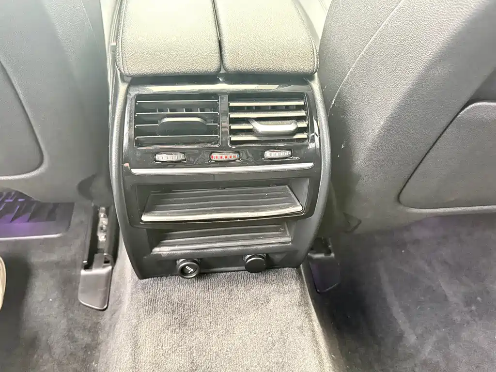 BMW 5 Series 2018 — фото 11