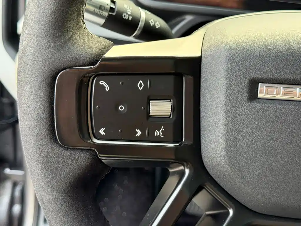 Land Rover Defender 2021 — фото 19