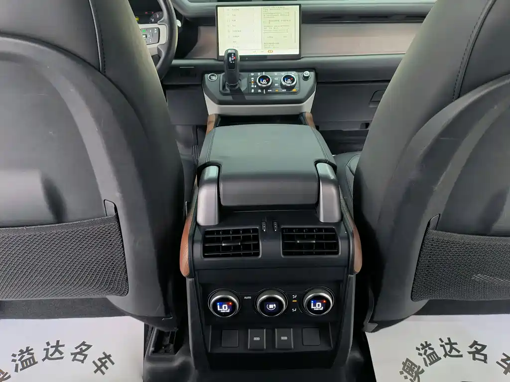 Land Rover Defender 2023 — фото 13