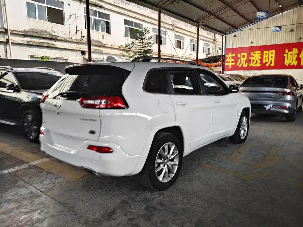 Jeep Cherokee 2018 — фото 10
