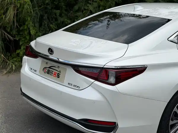 Lexus ES 2022