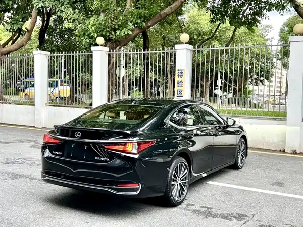 Lexus ES 2023