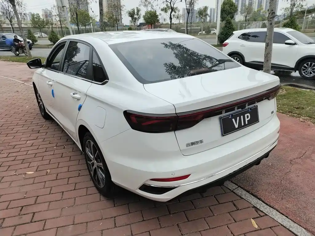 Geely Emgrand 2022 — фото 10
