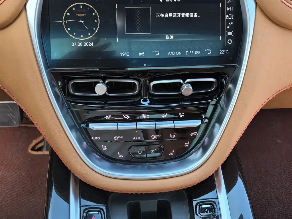 Aston Martin DBX 2021 — фото 10