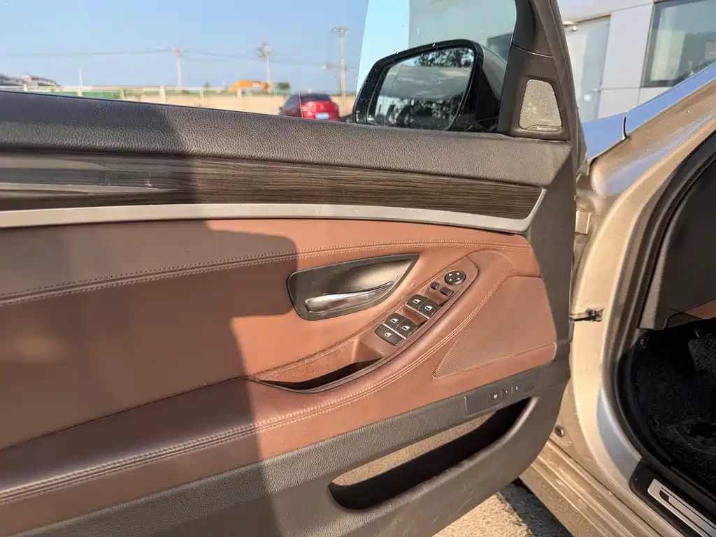 BMW 5 Series 2017 — фото 10