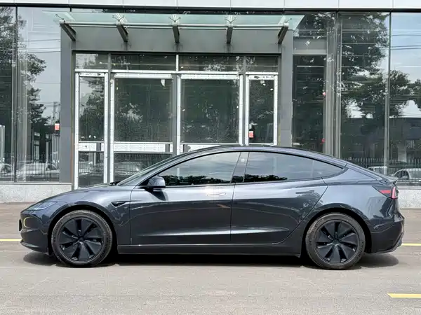 Tesla Model 3 2024