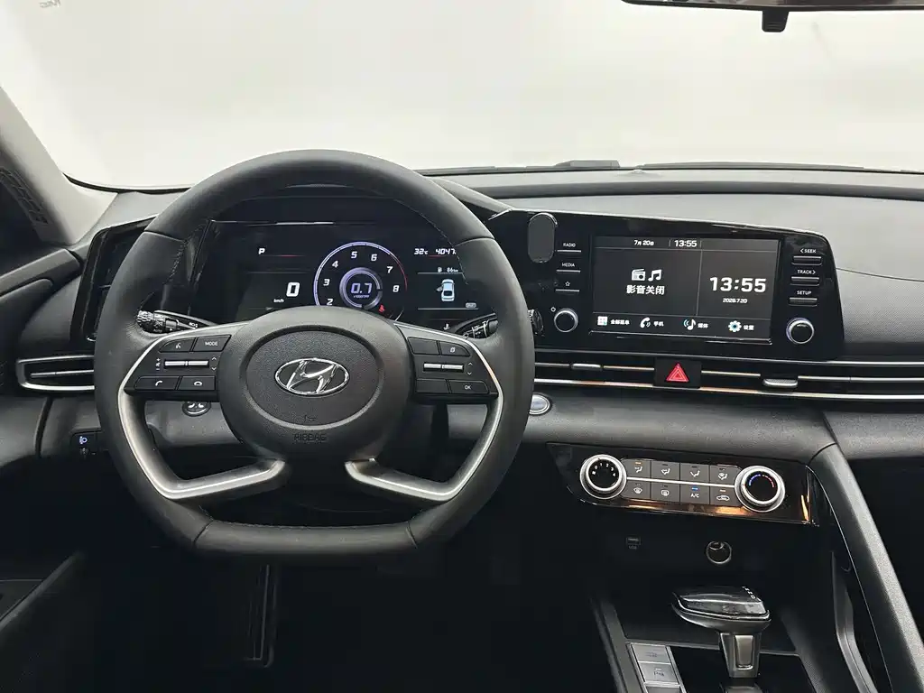 Hyundai Elantra 2023 — фото 11