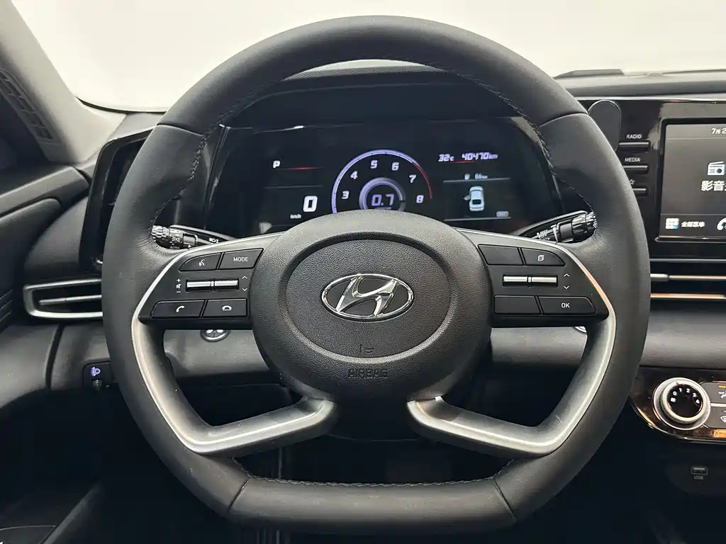Hyundai Elantra 2023 — фото 12