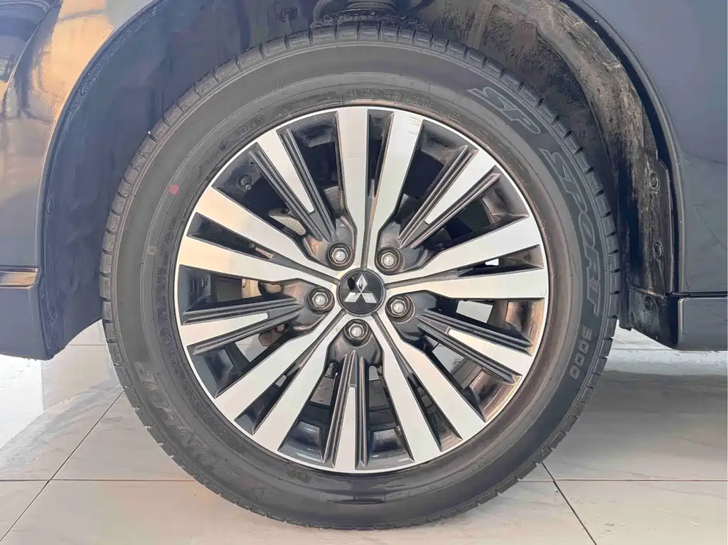 Mitsubishi Outlander 2021 — фото 17