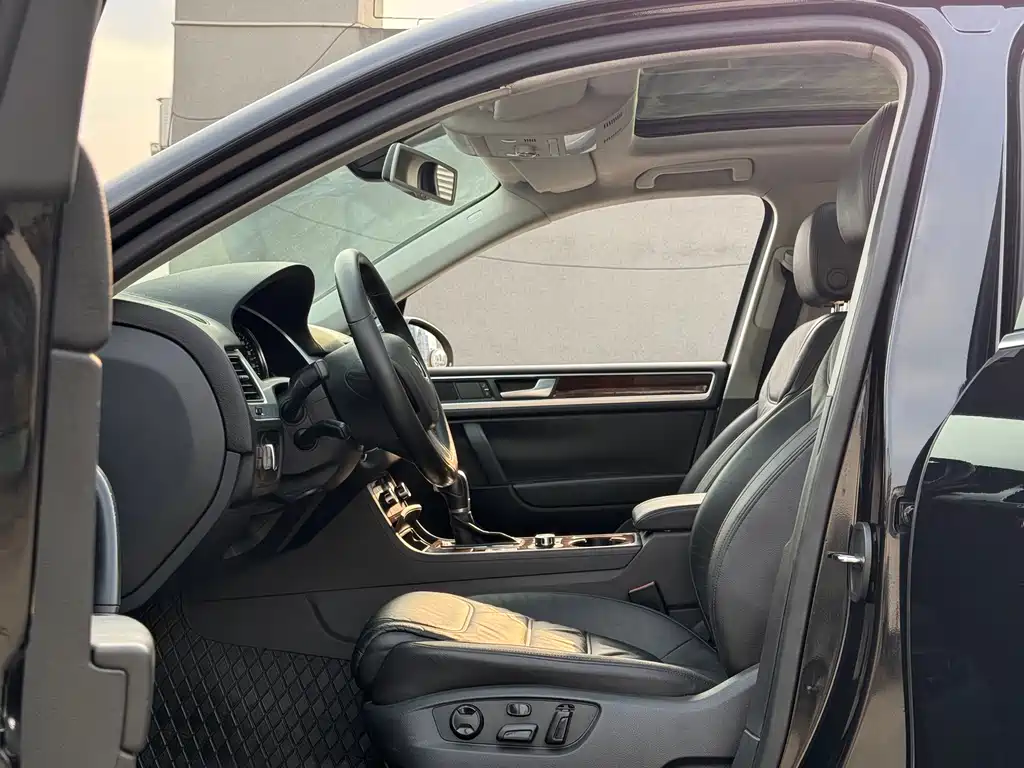 Volkswagen Touareg 2015 — фото 20