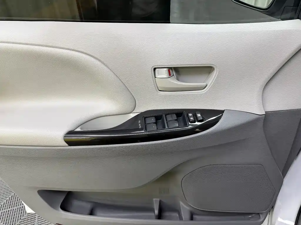 Toyota Sienna 2016 — фото 18