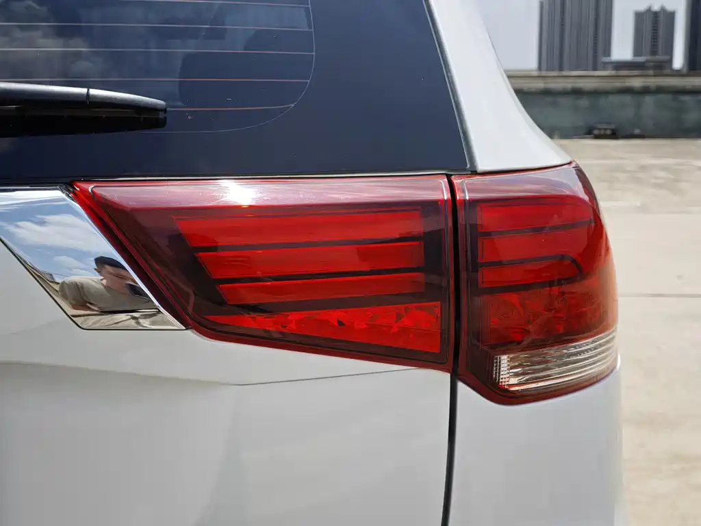 Mitsubishi Outlander 2022 — фото 4