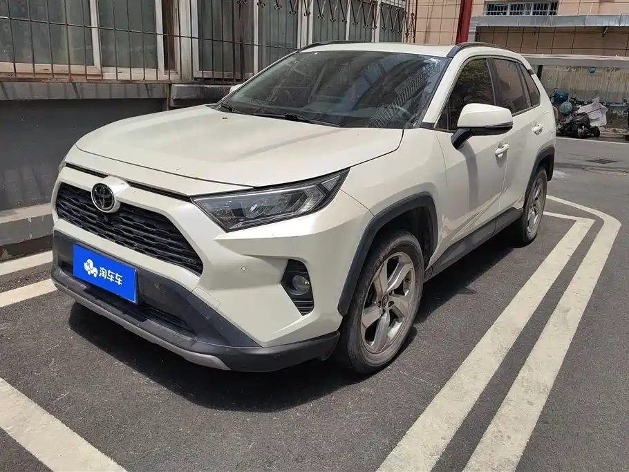 Toyota RAV4 2021 — фото 1