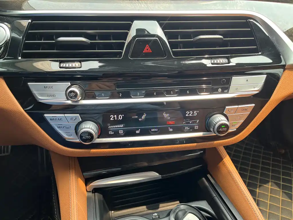BMW 5 Series 2018 — фото 14