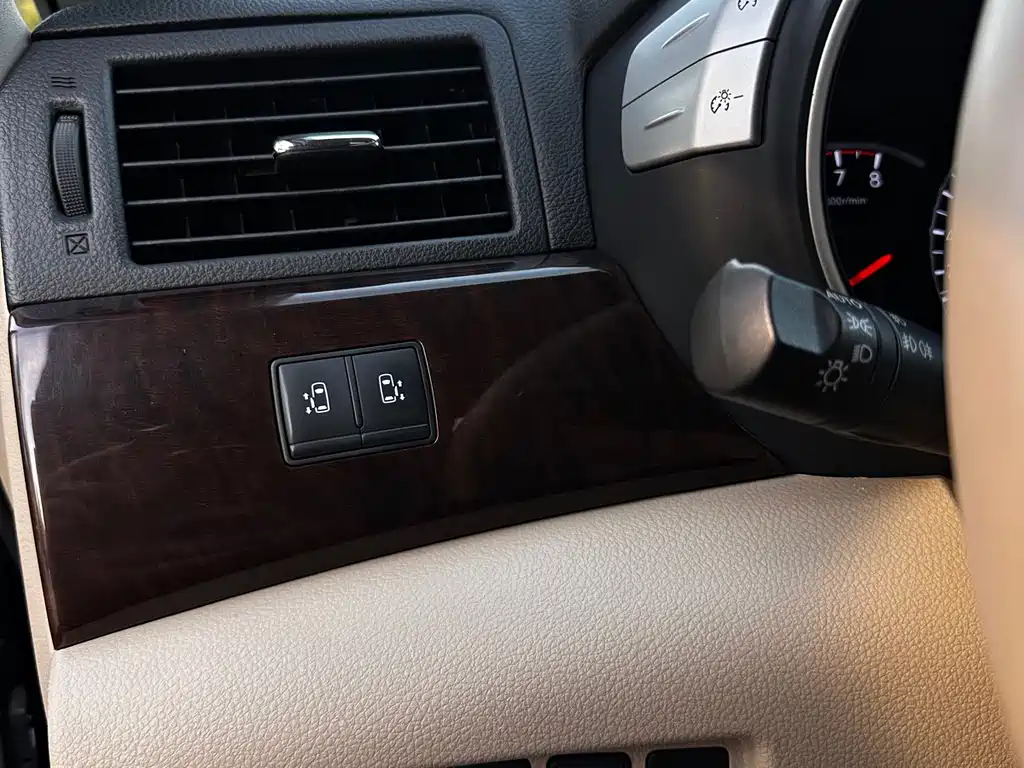 Nissan Quest 2015 — фото 23