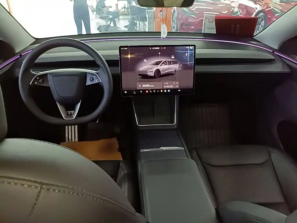 Tesla Model Y 2025 — фото 10