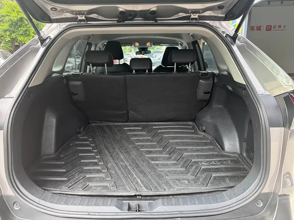 Toyota RAV4 2020 — фото 10