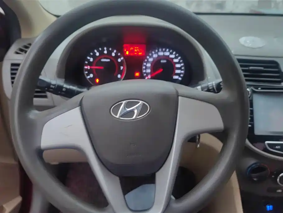Hyundai Verna 2012 — фото 15