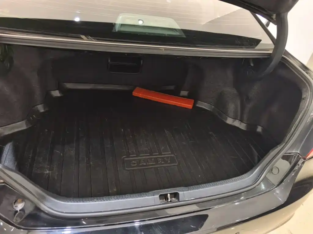 Toyota Camry 2015 — фото 19