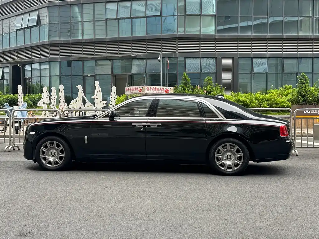 Rolls-Royce Ghost 2018 — фото 10
