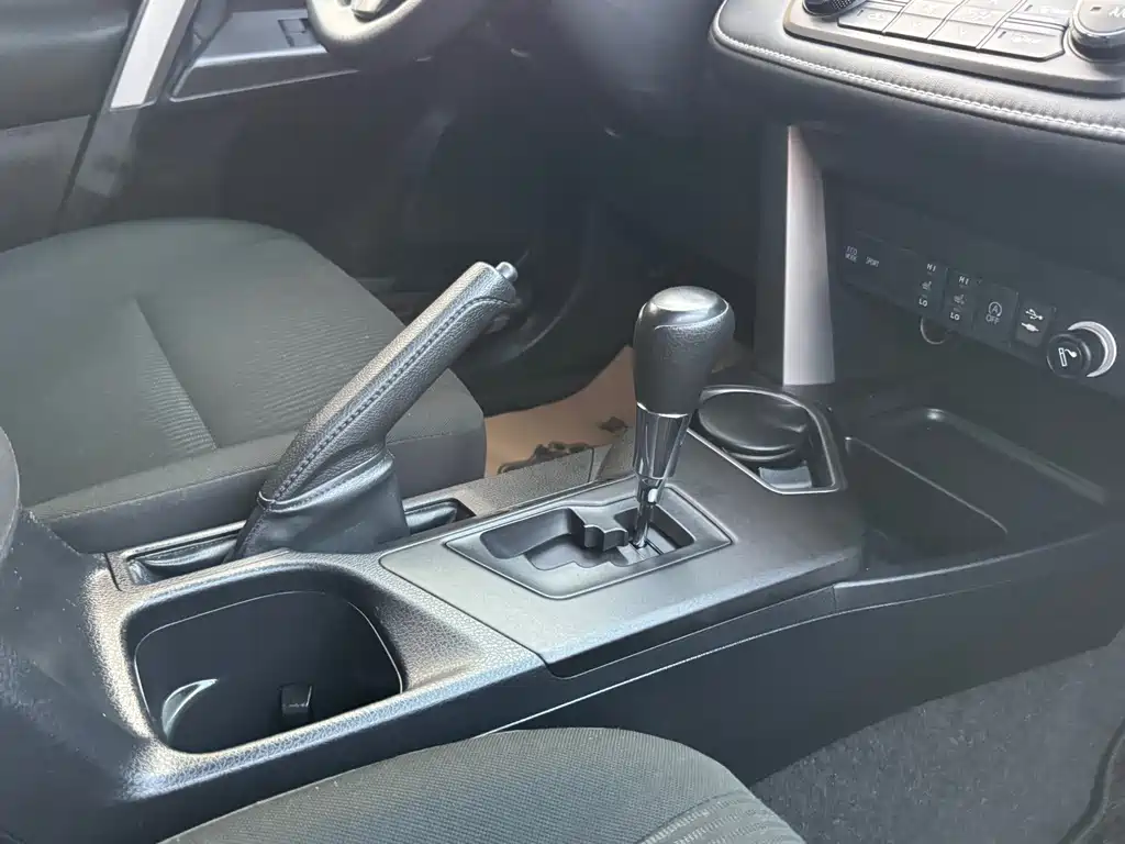 Toyota RAV4 2018 — фото 14