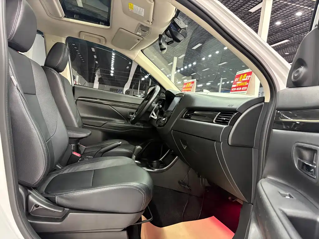 Mitsubishi Outlander 2017 — фото 18