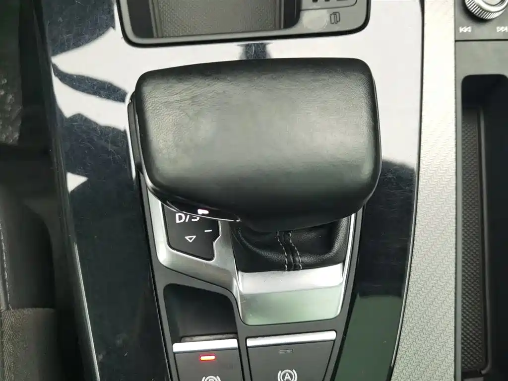 Audi Q5L 2023 — фото 13