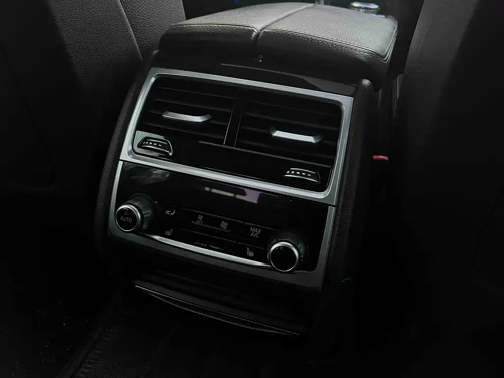 BMW 7 Series 2017 — фото 14