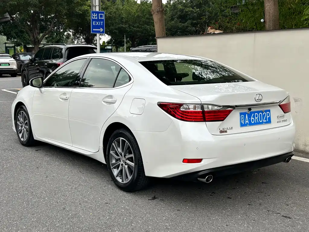 Lexus ES 2013 — фото 12