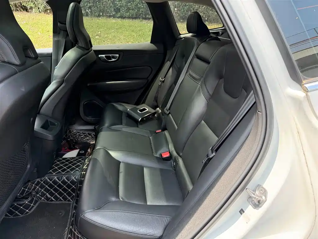 Volvo XC60 2021 — фото 10
