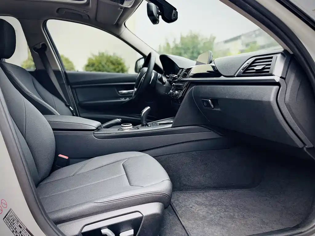 BMW 3 Series 2017 — фото 14