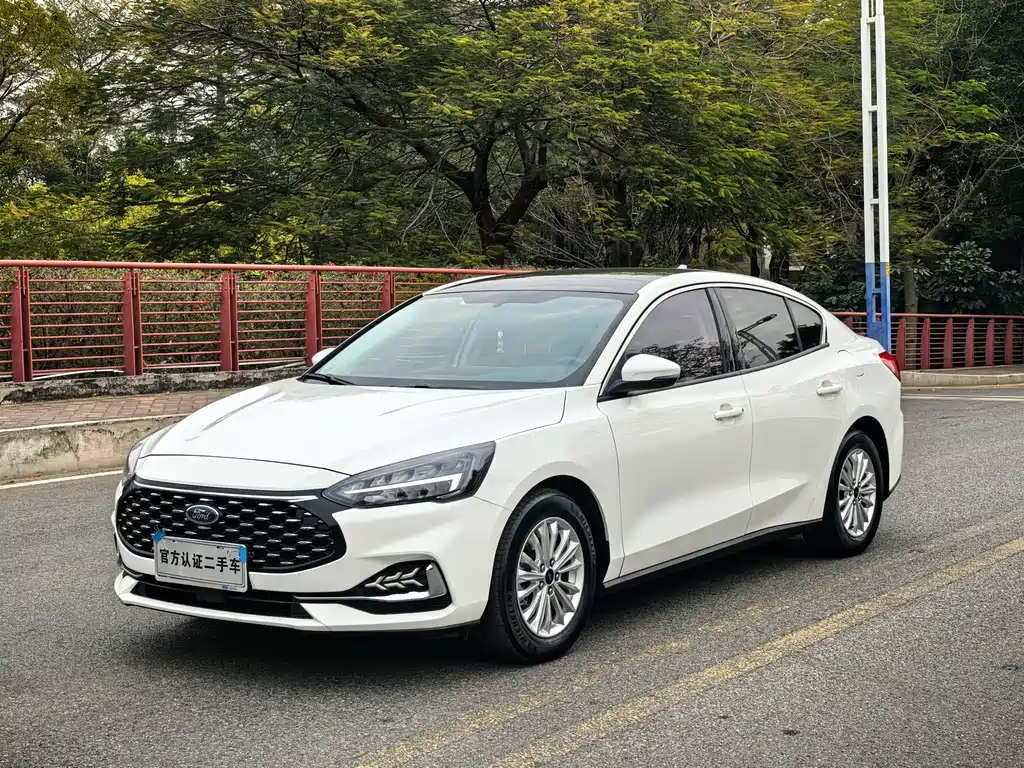 Ford Focus 2021 — фото 1