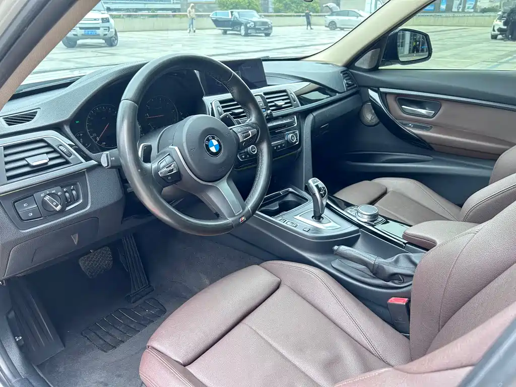 BMW 3 Series 2019 — фото 13