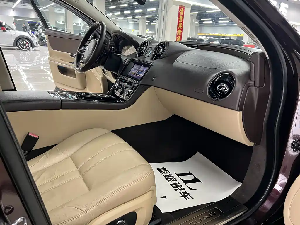 Jaguar XJ 2017 — фото 14