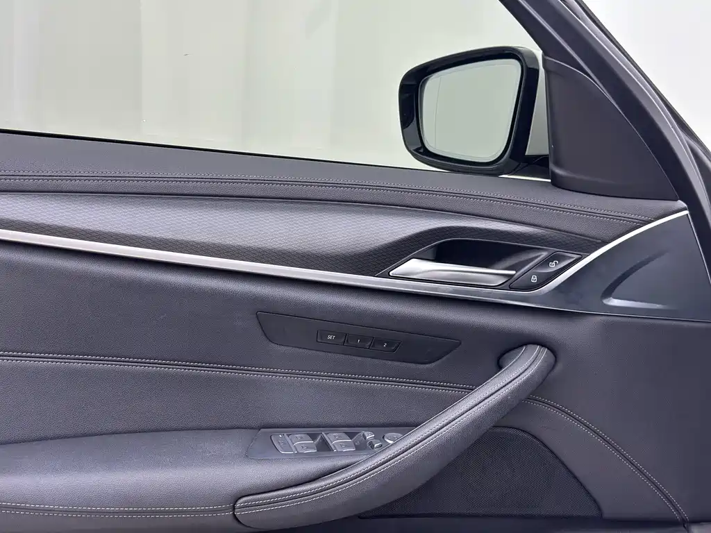 BMW 5 Series 2022 — фото 11