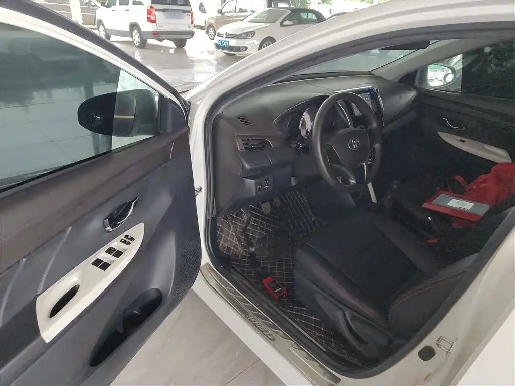 Toyota Yaris L 2015 — фото 13