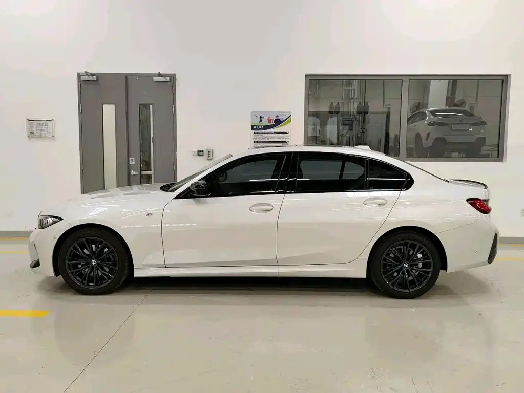 BMW 3 Series 2025 — фото 11