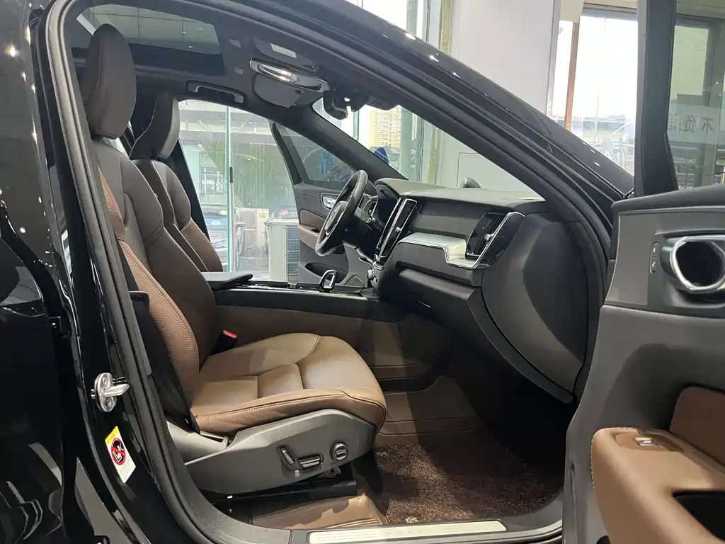 Volvo XC60 2025 — фото 11
