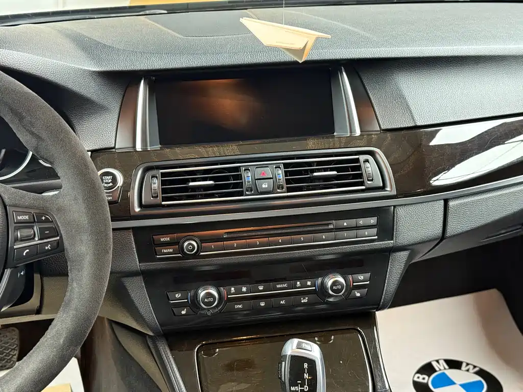 BMW 5 Series 2015 — фото 16