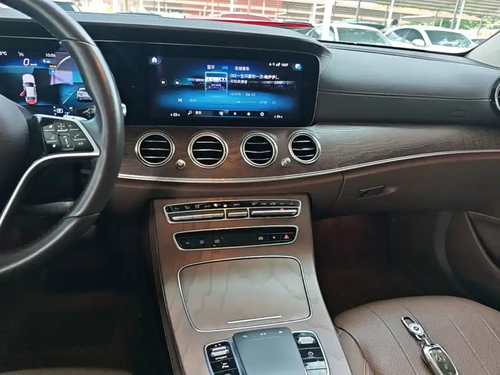 Mercedes-Benz E-Class 2023 — фото 13