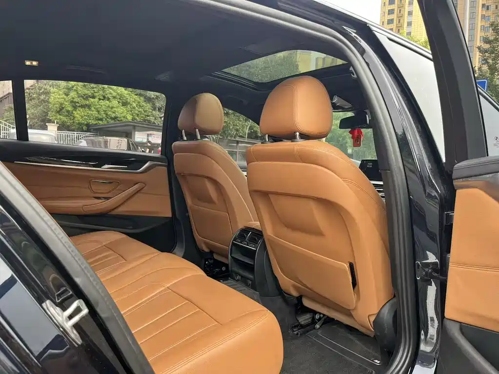 BMW 5 Series 2019 — фото 18