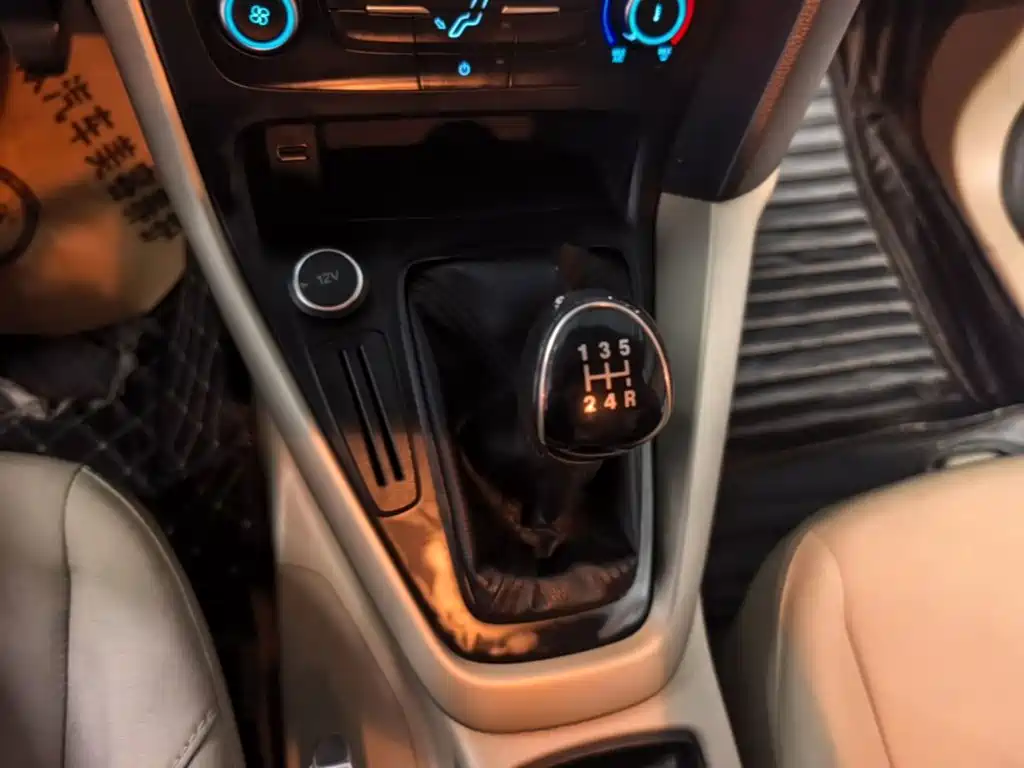 Ford Focus 2018 — фото 14