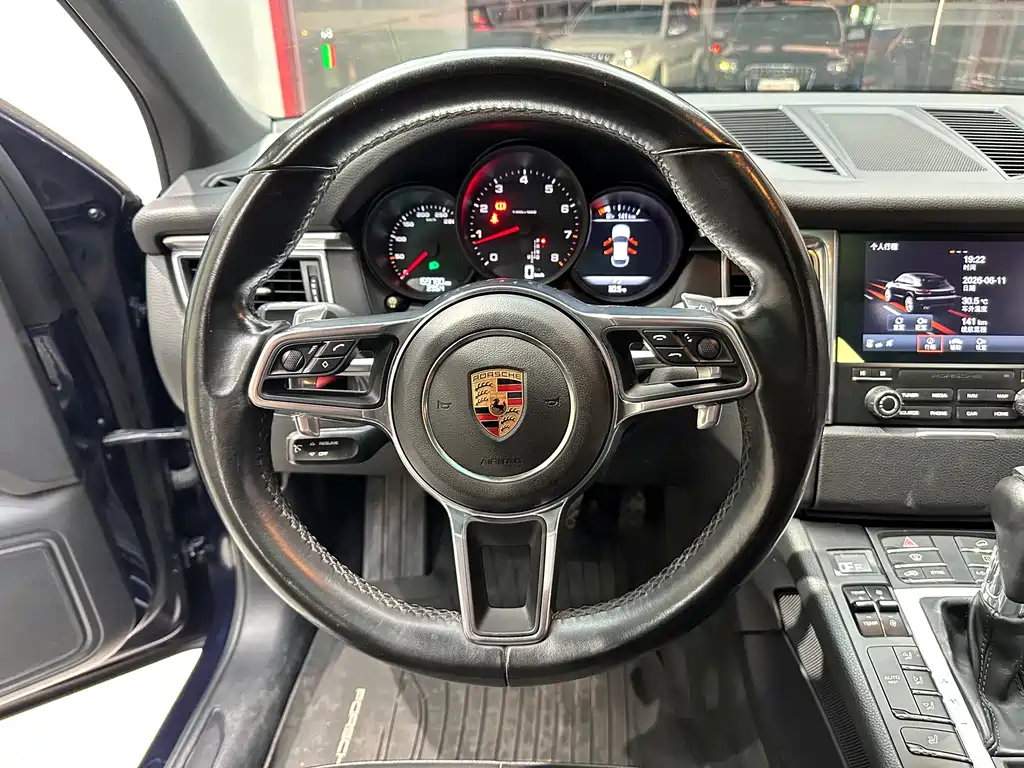 Porsche Macan 2018 — фото 16