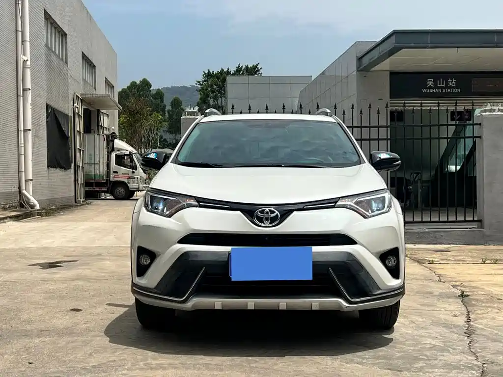 Toyota RAV4 2018 — фото 2