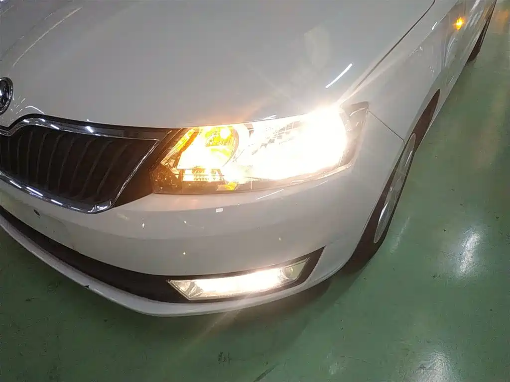 Skoda Rapid 2016 — фото 15