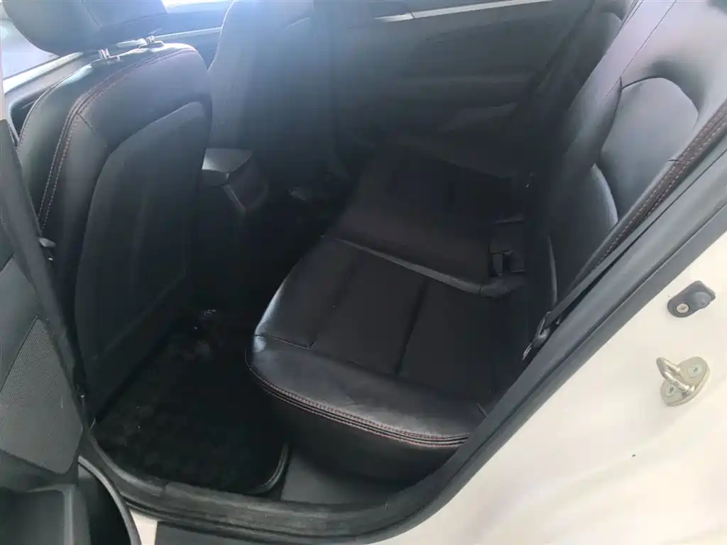 Hyundai Elantra 2017 — фото 17