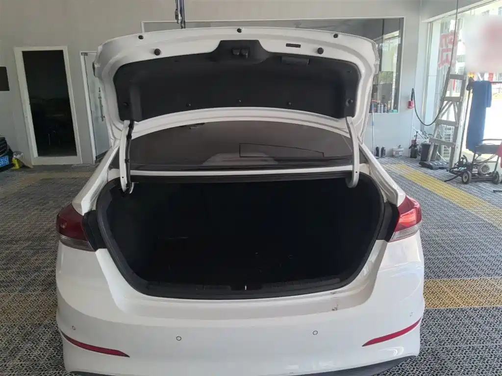 Hyundai Elantra 2017 — фото 19